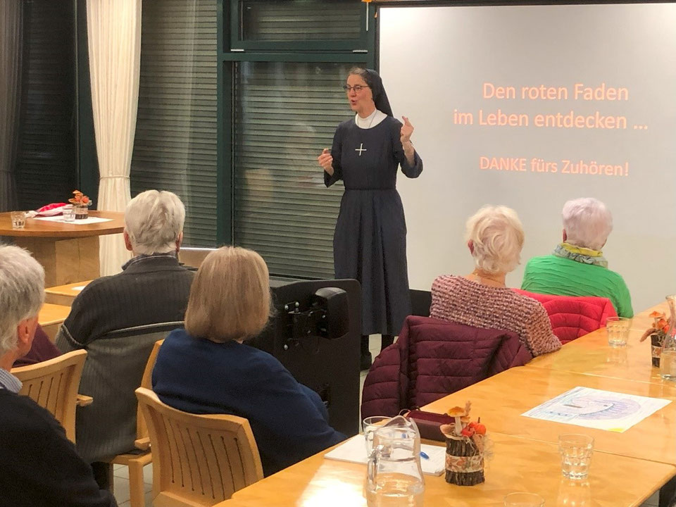 Sr. Katja Müller hält einen Vortrag zum Thema "Der rote Faden im Leben entdecken".