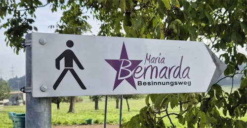 Der Wegweiser für den Maria Bernarda Besinnungsweg