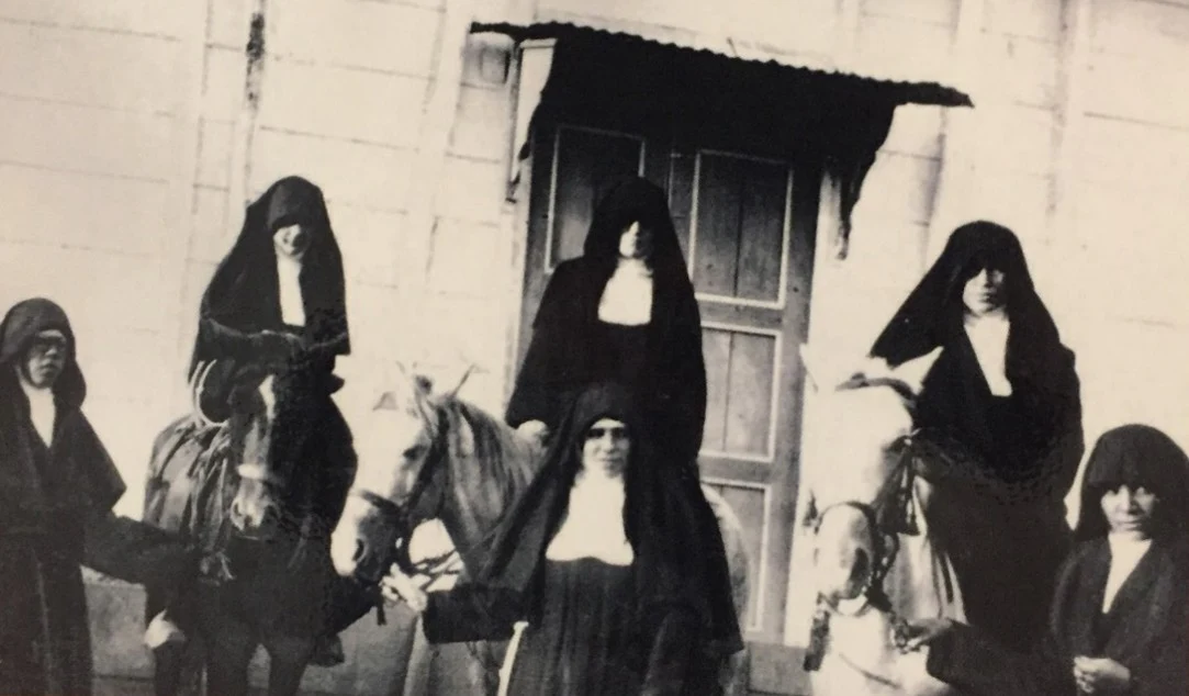 Die Schwestern bei der Auswanderung nach Ecuador.