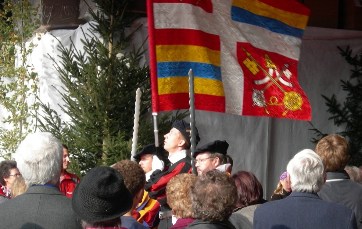 Auszug der Schweizergarde aus der Festhalle.